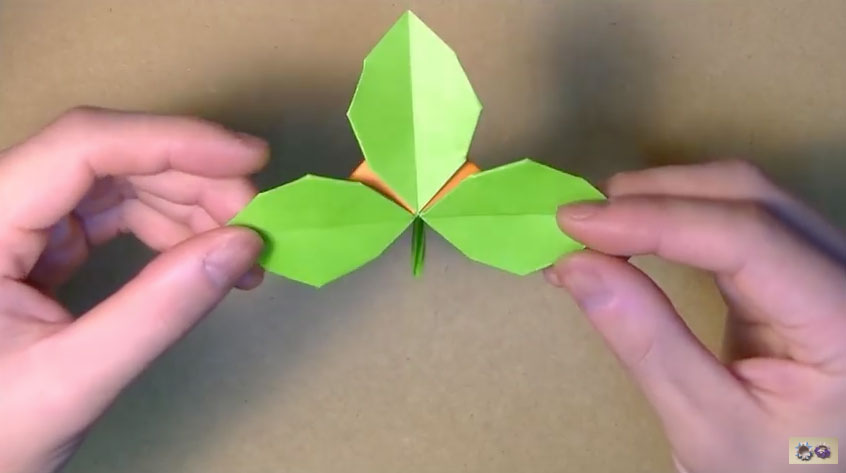 折り紙 バラの葉の折り方 作り方 おりがみ Origami であそぼう Kidstube キッズチューブ 子どもの学びと遊びに役立つ知育動画配信サービス